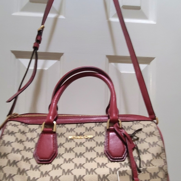 Michael Kors Purs Studio Mercer Medium Heritage Logo Duffel in Natural WineRed. - Picture 4 of 14